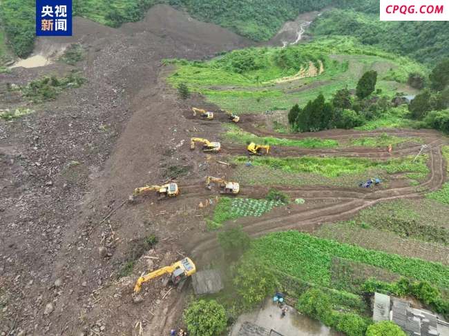 贵州大方山体滑坡救援现场：重型装备已进入