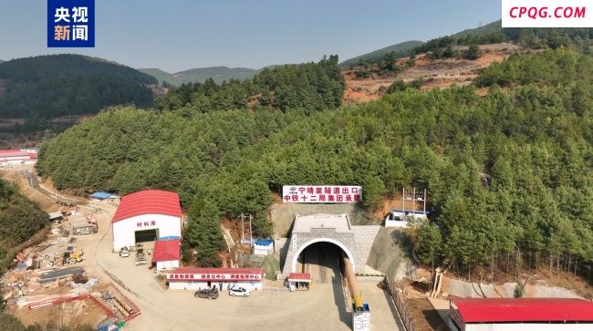 渝昆高铁宁靖里隧道贯通 云南段隧道已贯通40座