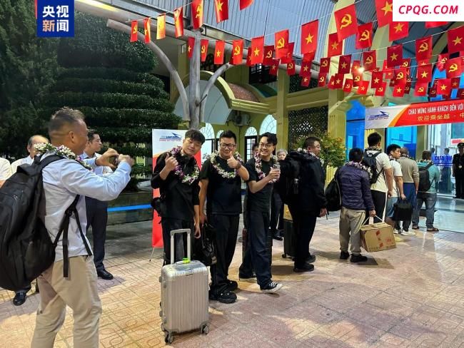 时隔五年 中越国际联运旅客列车抵达越南河内