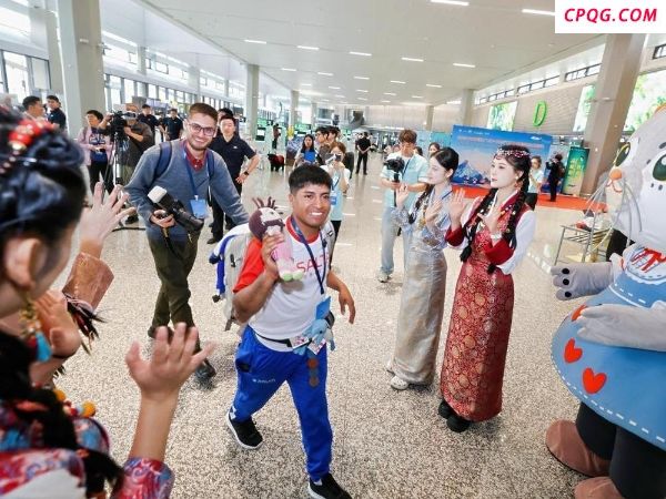 老外在中国爱看山水风光 更爱体验中国人的生活