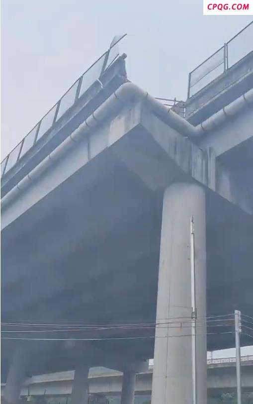 高架桥4车道骤变3车道致车辆坠下