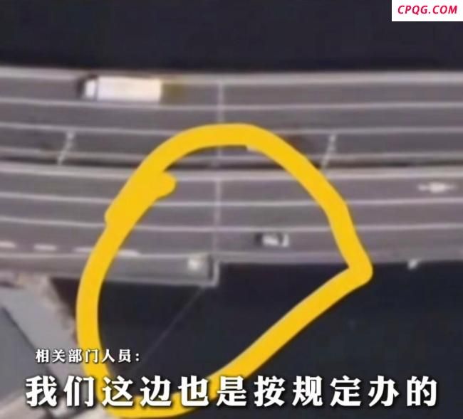 车辆冲出快速路高架桥致车内5人身亡 车道设计引争议