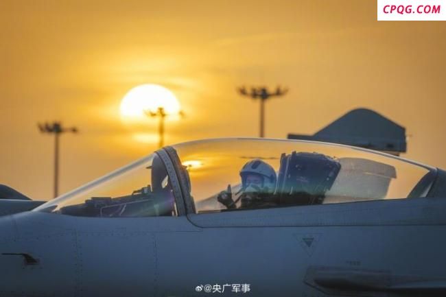 直击歼-10空战对抗训练