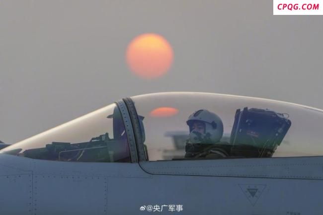 直击歼-10空战对抗训练 跨昼夜飞行锤炼作战能力