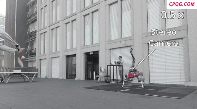 机器狗能当羽毛球搭子了 强化学习助力精准击球