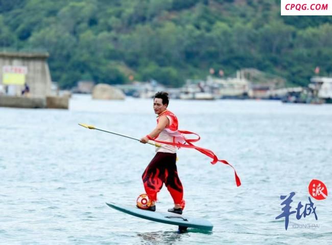 “龙王”组团来深圳划船了 海上龙舟赛激情开桨