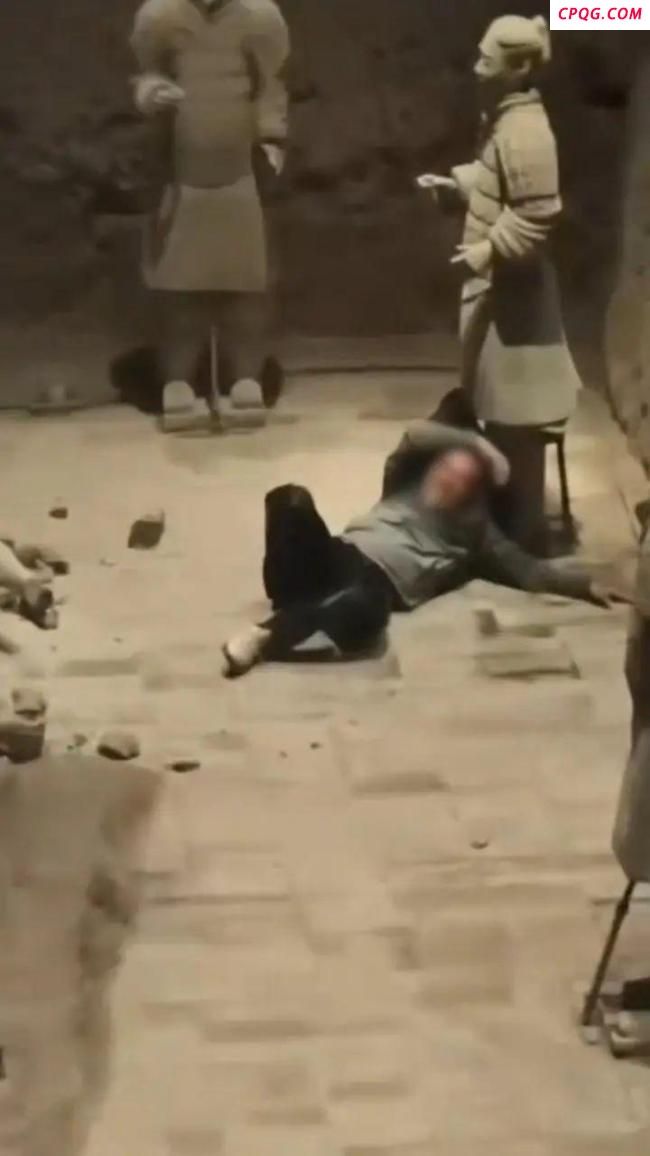 一男子掉进西安兵马俑三号坑