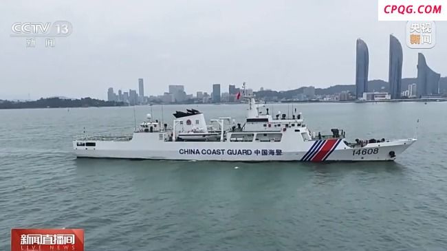 中国海警东沙舰，现身黄岩岛