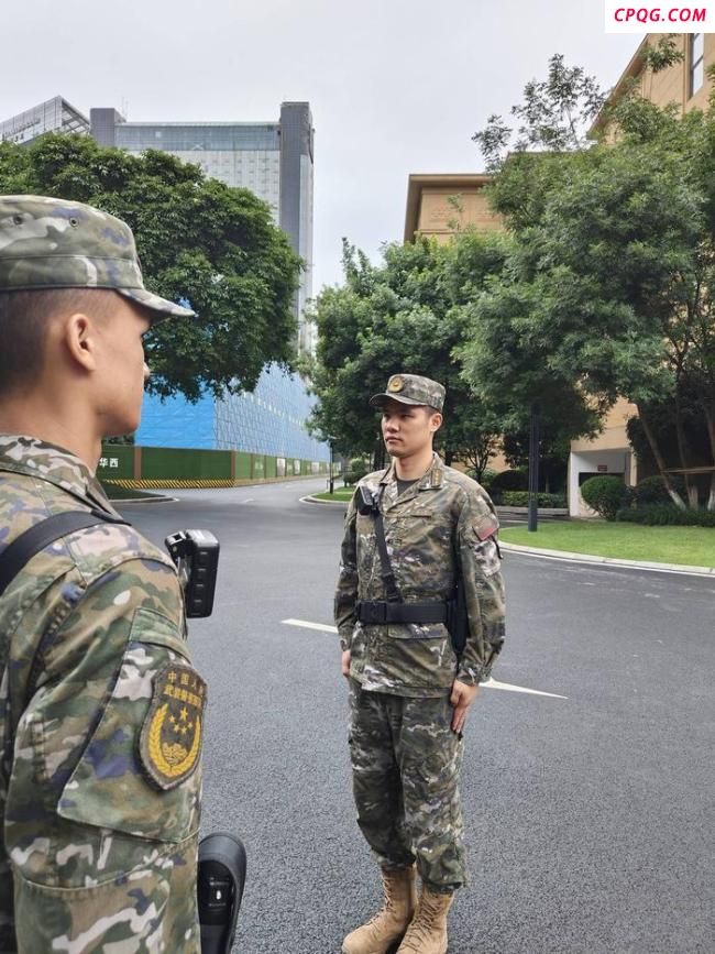 老人跳河轻生武警紧急救援