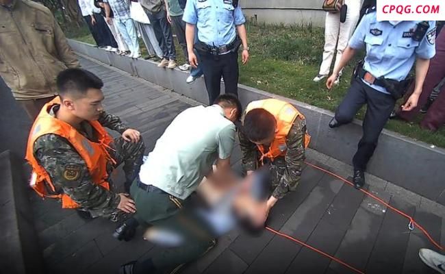 老人跳河轻生武警紧急救援 生死营救12分钟