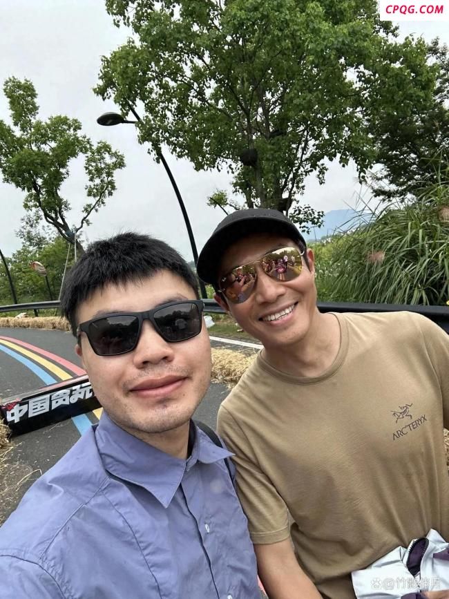 撒贝宁全家千岛湖打水仗 奶爸流量引关注