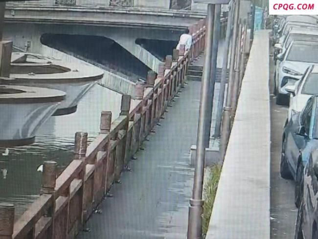 63岁老人跳河轻生 武警官兵紧急救援 生死营救12分钟