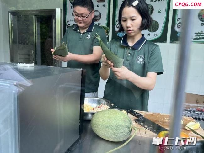 饲养员当大厨 大熊猫吃上美味粽子 创意粽情温暖国宝心