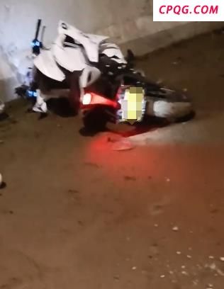 骑手断头路车祸被网友发现 当地回应