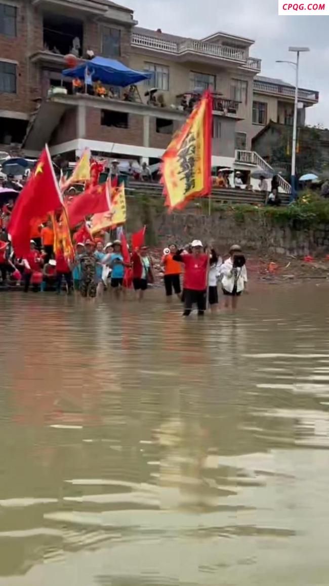 含留守老人龙舟队返程逆流勇战险滩 永不放弃的精神