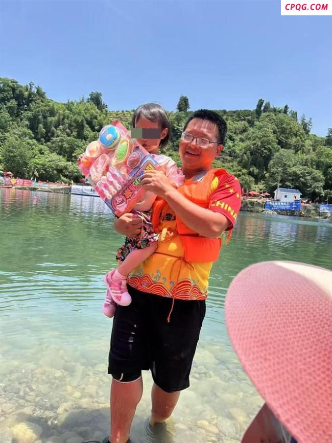 含留守老人龙舟队返程逆流勇战险滩 永不放弃的精神