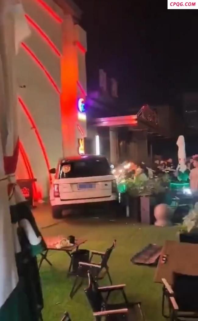 警方回应酒吧门前路虎撞人