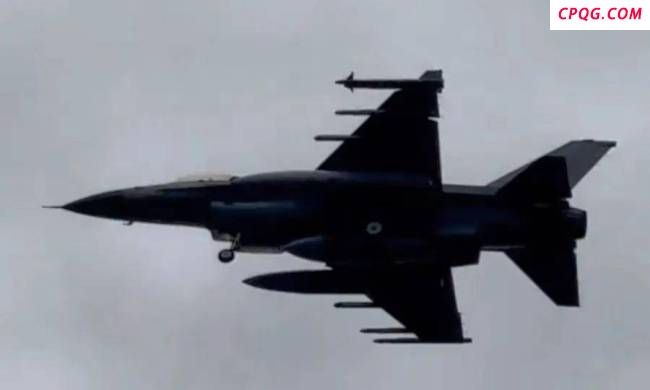 俄军无人机拍到乌军F-16战机掠过 首架被击落引发关注