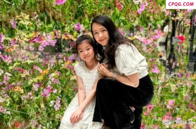 偶遇章子怡和儿女公园过六一 陪伴是最好的礼物