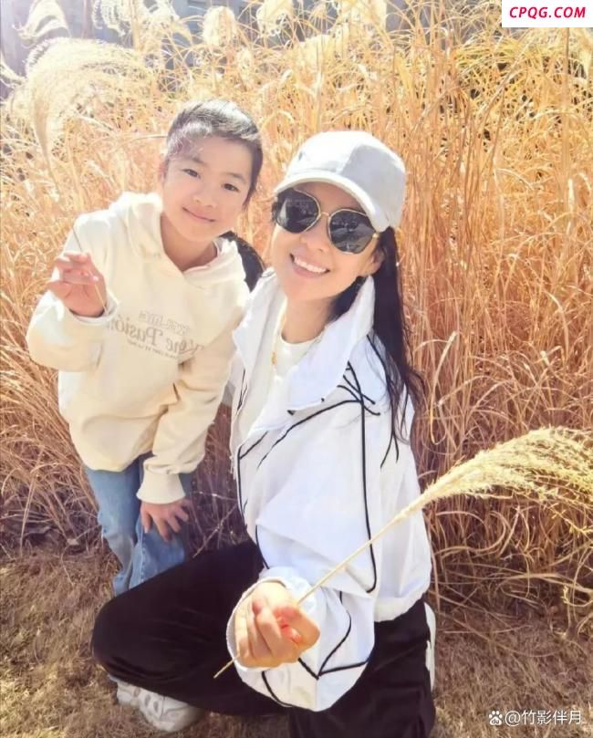 偶遇章子怡和儿女公园过六一 陪伴是最好的礼物