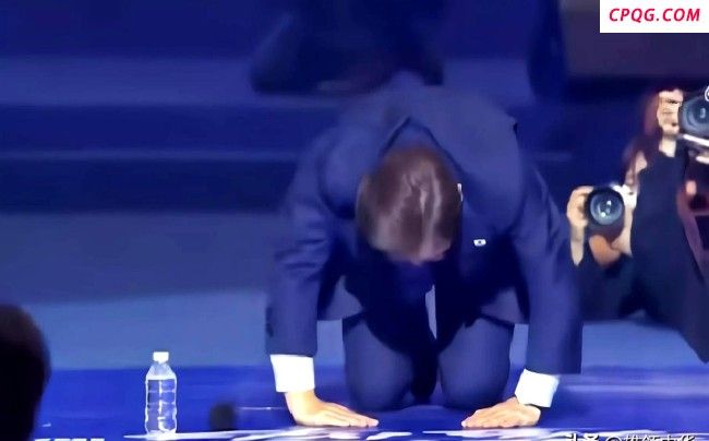 李在明最后一场竞选活动画面 向支持者下跪行大礼