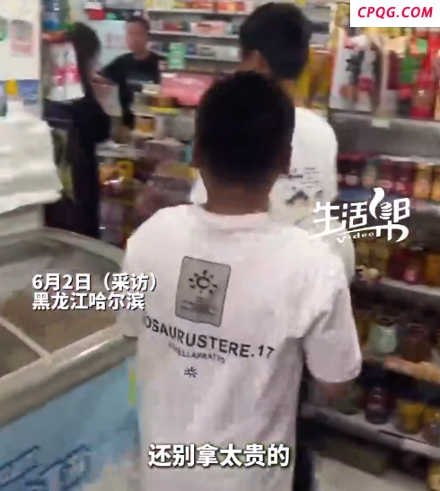 忘关窗4名小孩哥顶大太阳守候 车主请客小朋友说别拿贵的