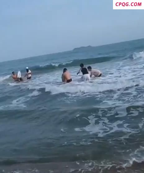 外国游客在三亚连救两溺水者