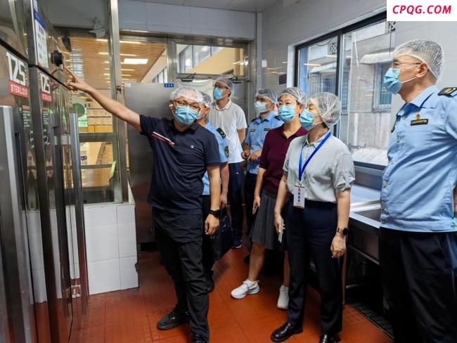 执法人员检查高考考点食堂