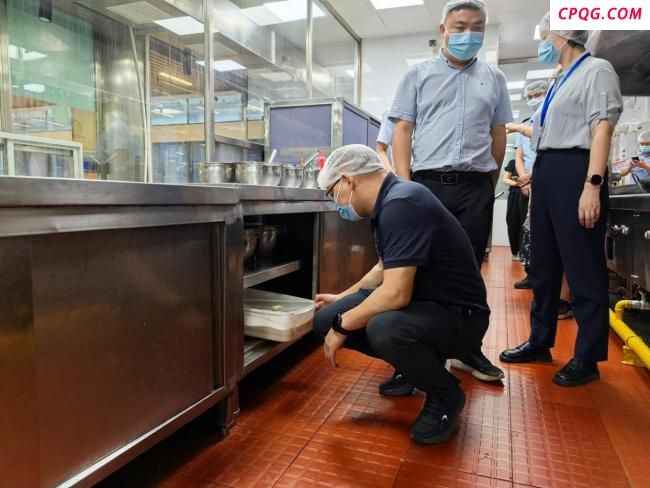 执法人员检查高考考点食堂 确保考生饮食安全
