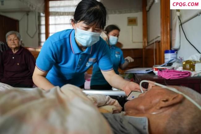“免陪照护服务”仍面临哪些挑战 护理资源与管理难题待解
