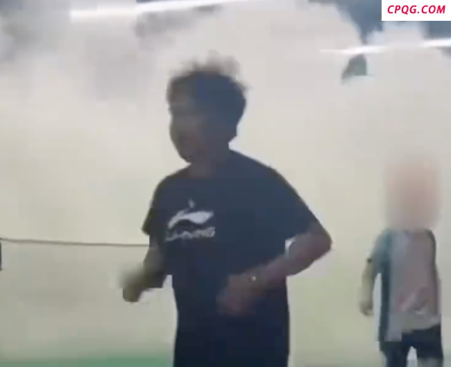 男子嫌球馆太吵喷洒干粉灭火器 球馆暂停营业清洗中