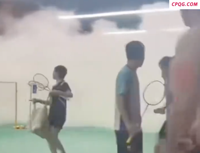 男子嫌球馆太吵喷洒干粉灭火器 球馆暂停营业清洗中