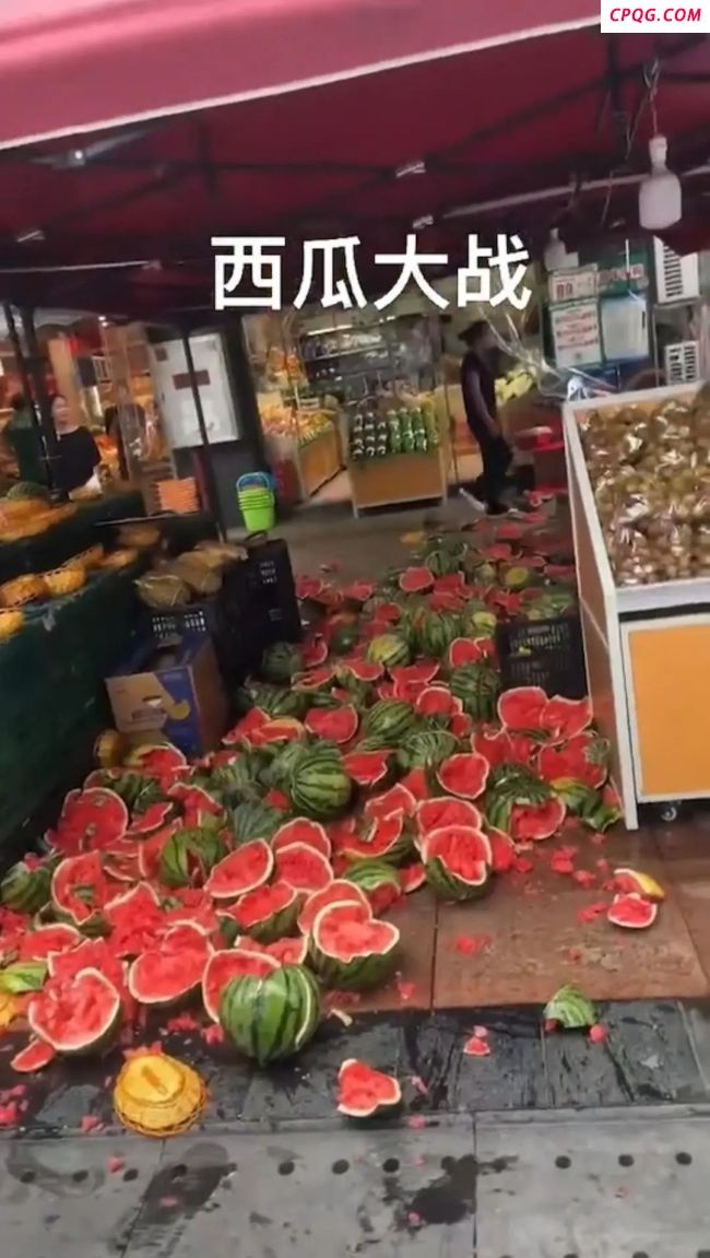 重庆两水果店上演砸西瓜大战 争执升级引发热议