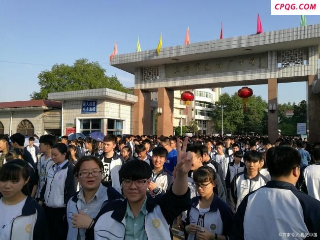 小镇万人空巷送千名高考生