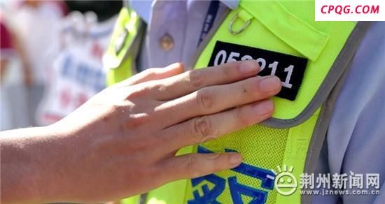 交警手持985和211手牌为考生护航 创意助威高考
