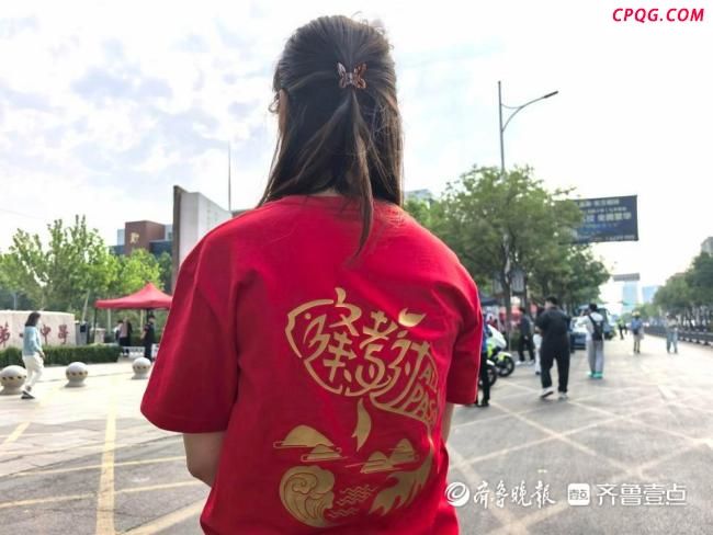 老师身穿“幸运T恤”为学生加油打气 金榜题名未来可期
