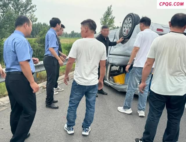 路遇交通事故检察干警施救 紧急救援显担当