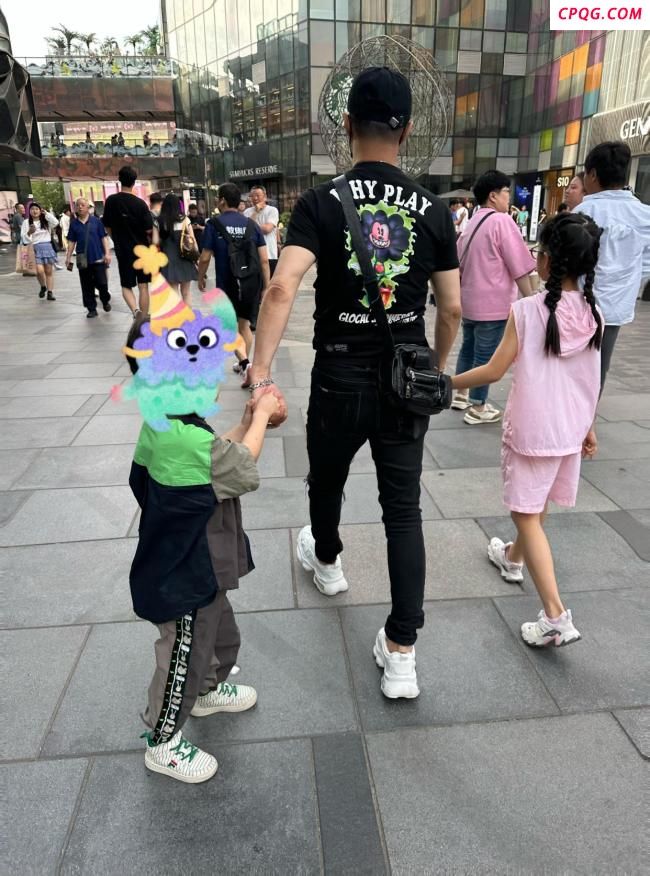 汪峰带一双儿女逛街 温馨画面曝光