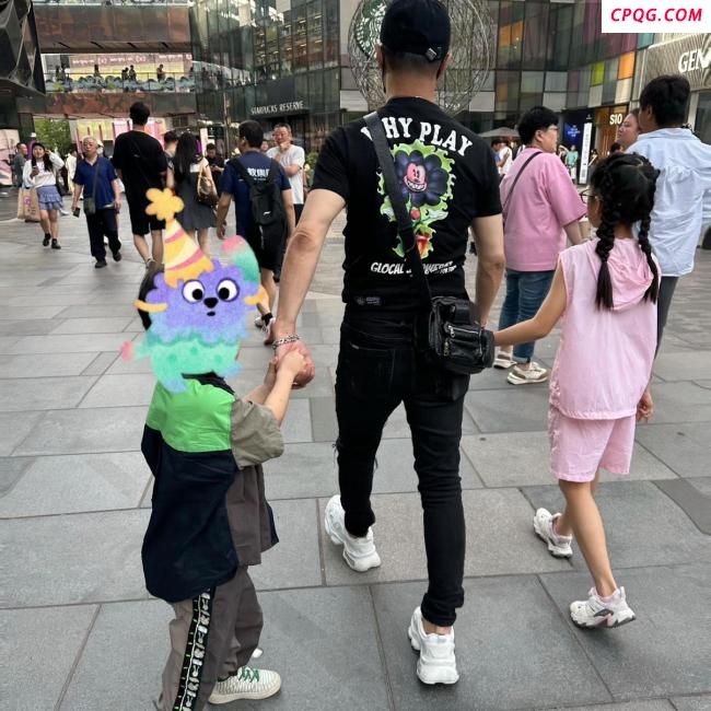 汪峰带一双儿女逛街 温馨画面曝光