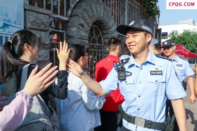7天津七中考点外警号985的警察在为考生加油.jpg