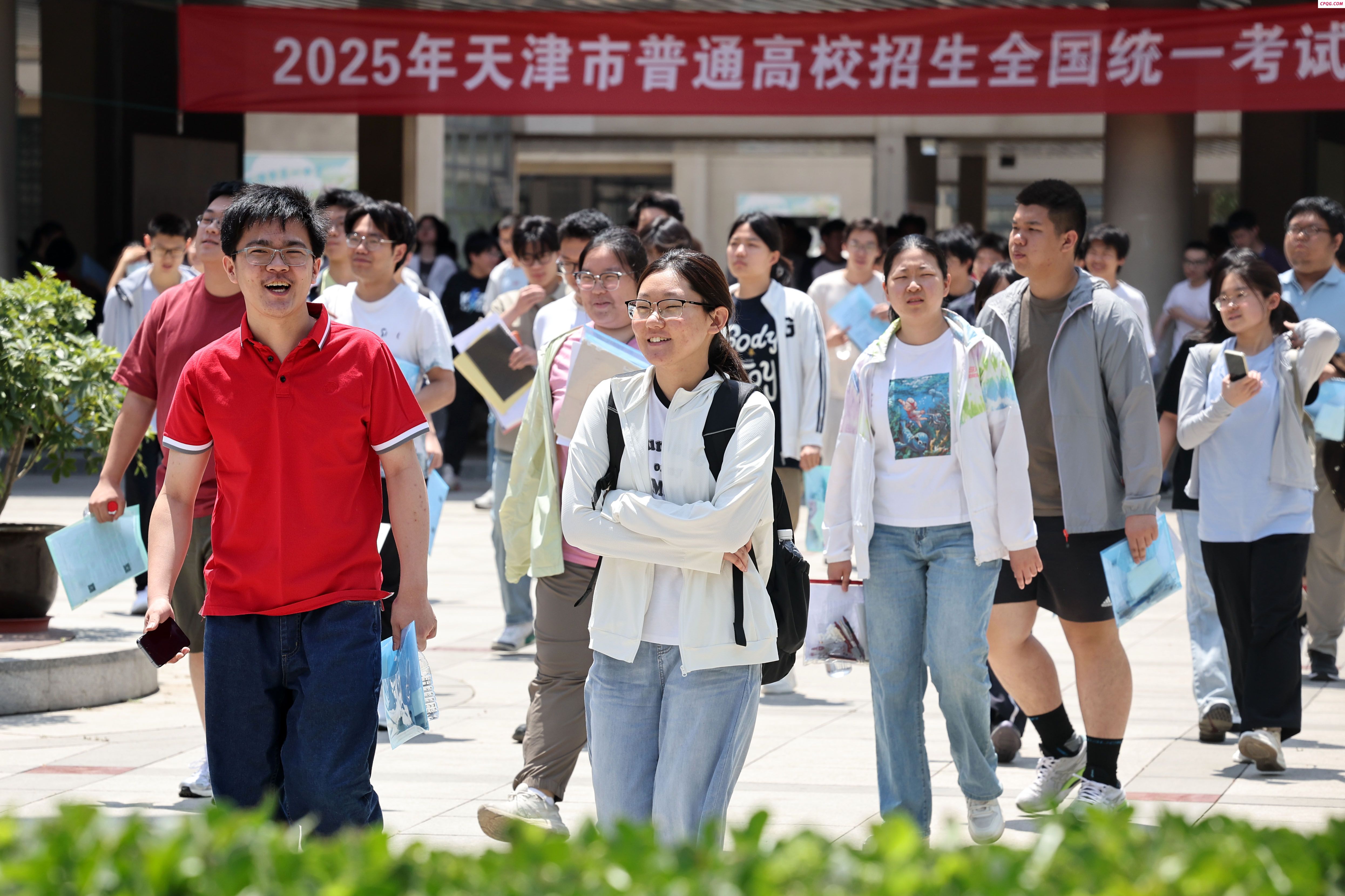 8天津一中考点语文考试结束后考生们有序走出考场.JPG