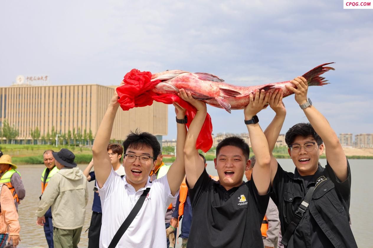 一年一度，这所大学举办捕鱼节欢送毕业生
