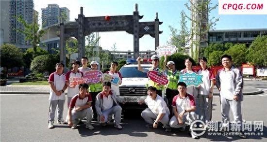 交警手持985和211手牌为考生护航 创意助威高考