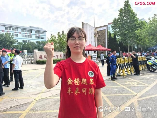 老师身穿“幸运T恤”为学生加油打气 金榜题名未来可期