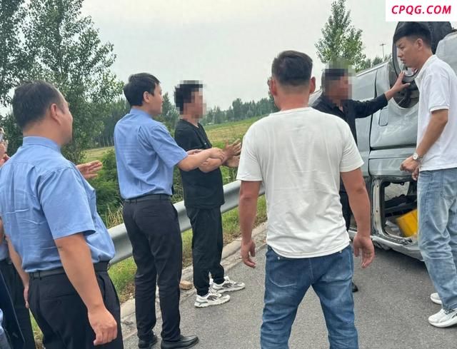 路遇交通事故检察干警施救 紧急救援显担当