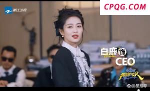 四车追尾一驾驶员被困 消防破拆救援 20分钟成功救出