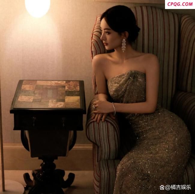 赵丽颖头发染回黑色 黑发封印颜值