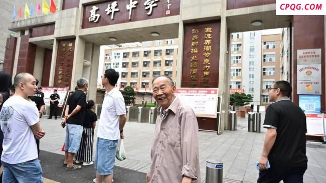 八旬退休教师连续守考场24年