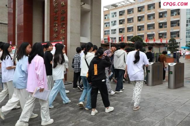 八旬退休教师连续守考场24年 为考生默默加油
