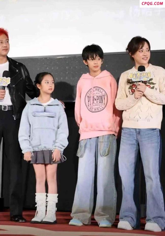 孙俪邓超一家上海被偶遇 移民传闻下的平静生活